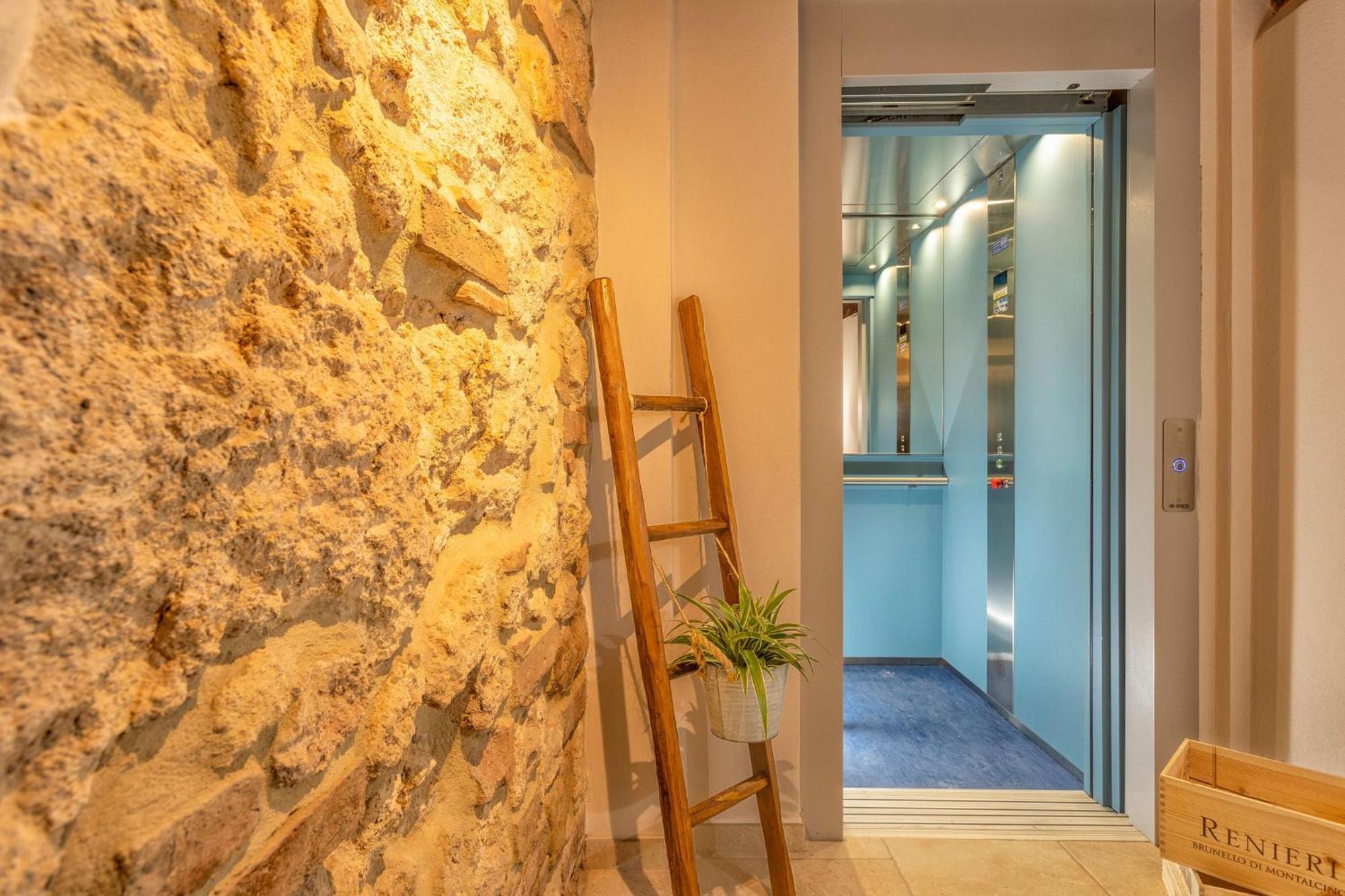 Palazzo Falcinelli Luxury Room In Montepulciano Center With Air Conditioning And Elevator Eksteriør bilde